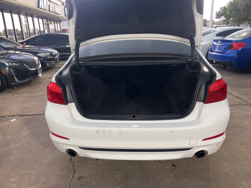 BMW 5 Series Vehicle Image 09