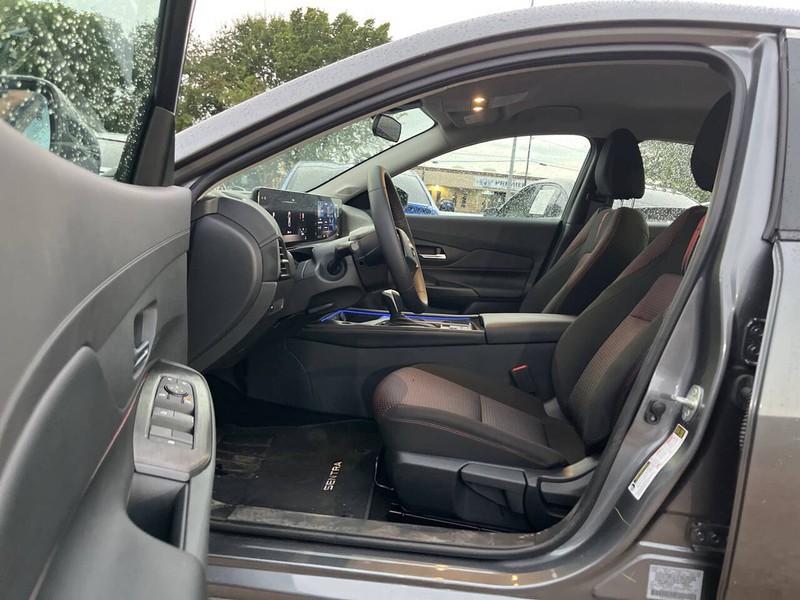 Nissan Sentra Vehicle Image 07