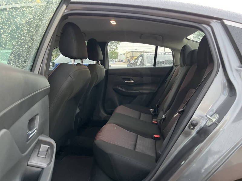 Nissan Sentra Vehicle Image 08
