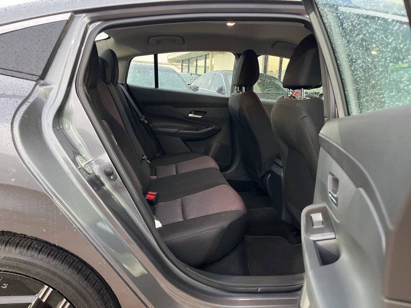 Nissan Sentra Vehicle Image 10