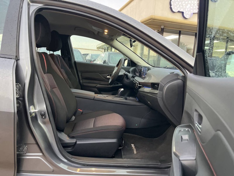 Nissan Sentra Vehicle Image 11