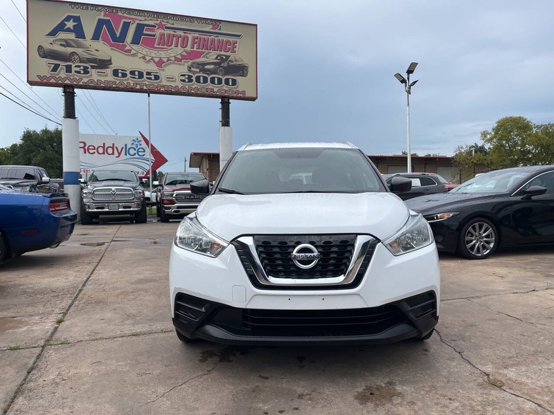 Nissan Kicks Vehicle Image 02