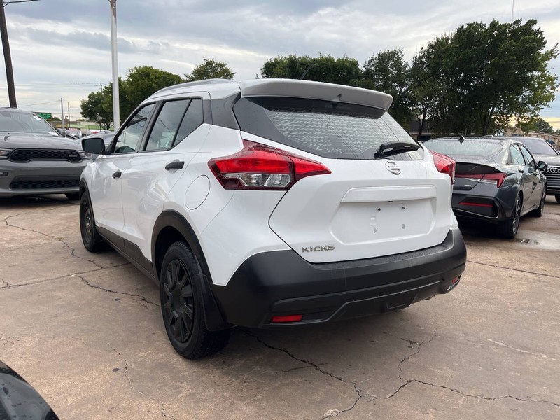 Nissan Kicks Vehicle Image 03