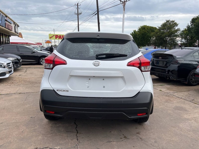 Nissan Kicks Vehicle Image 04