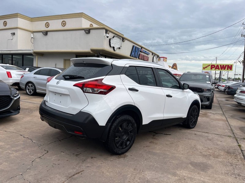 Nissan Kicks Vehicle Image 05