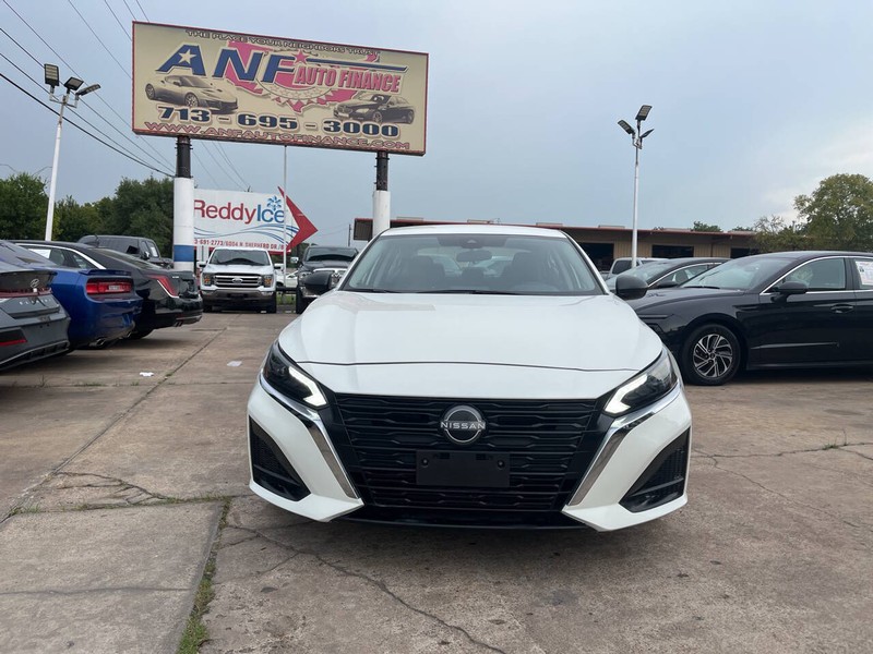 Nissan Altima Vehicle Image 02