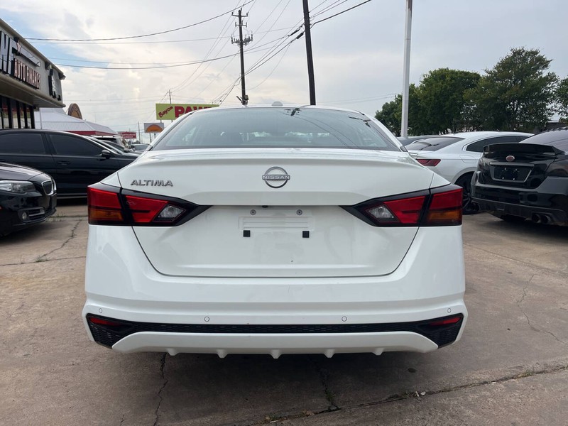 Nissan Altima Vehicle Image 04