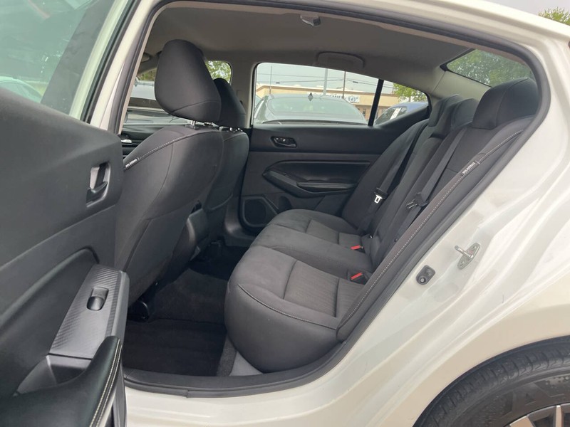 Nissan Altima Vehicle Image 08