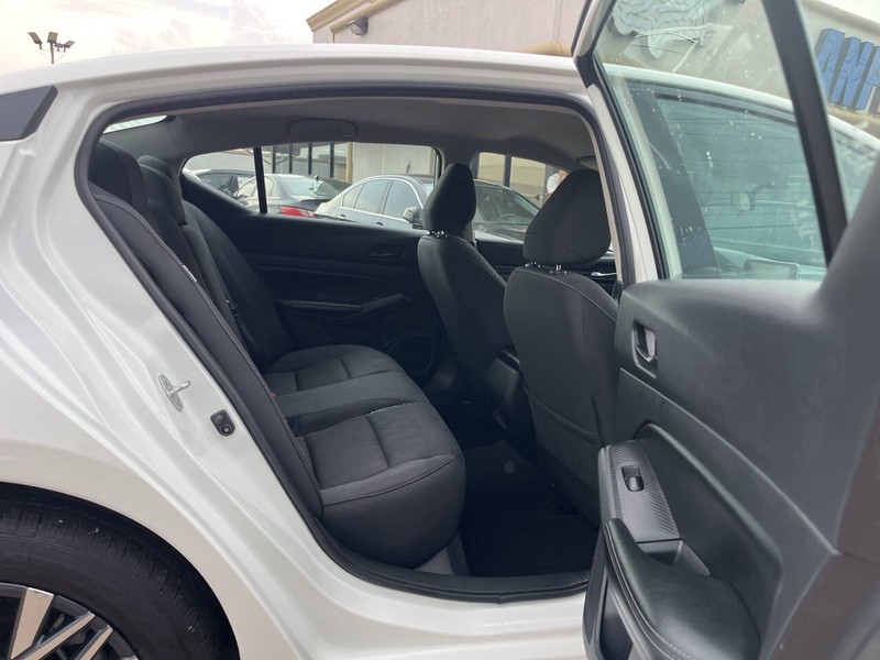 Nissan Altima Vehicle Image 10