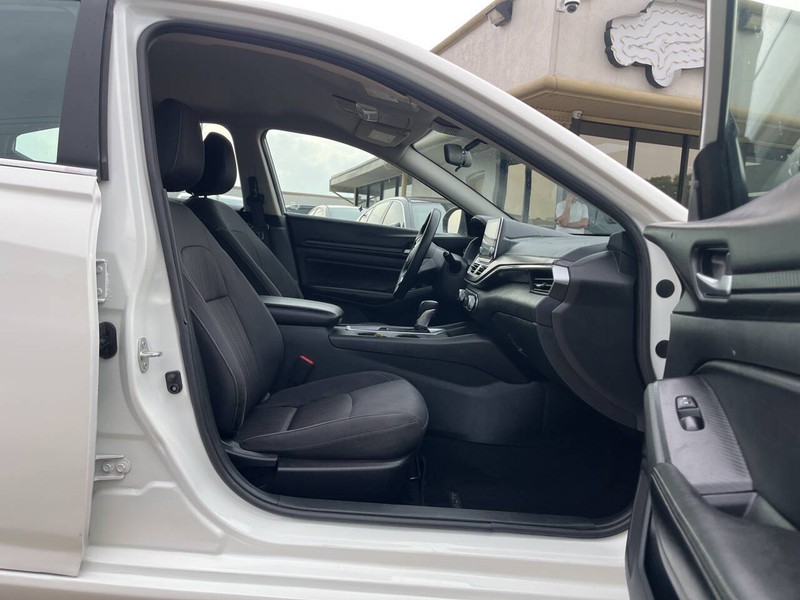 Nissan Altima Vehicle Image 11