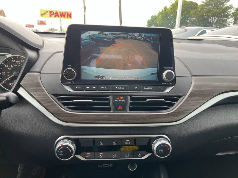 Nissan Altima Vehicle Image 12