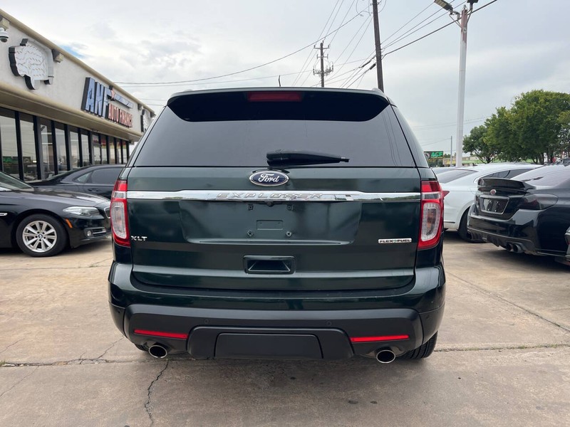 Ford Explorer Vehicle Image 04