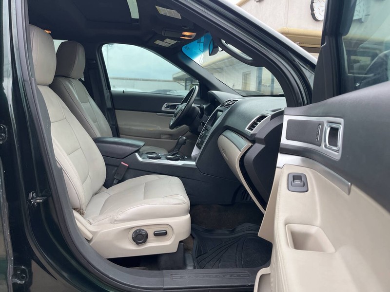 Ford Explorer Vehicle Image 13