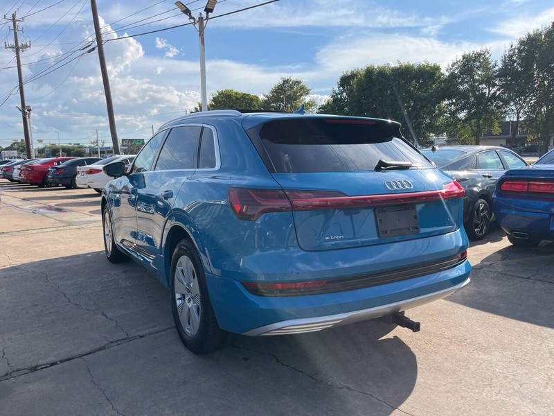 Audi e-tron Vehicle Image 03