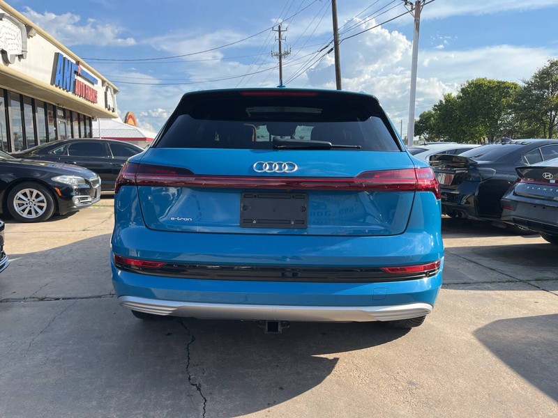Audi e-tron Vehicle Image 04