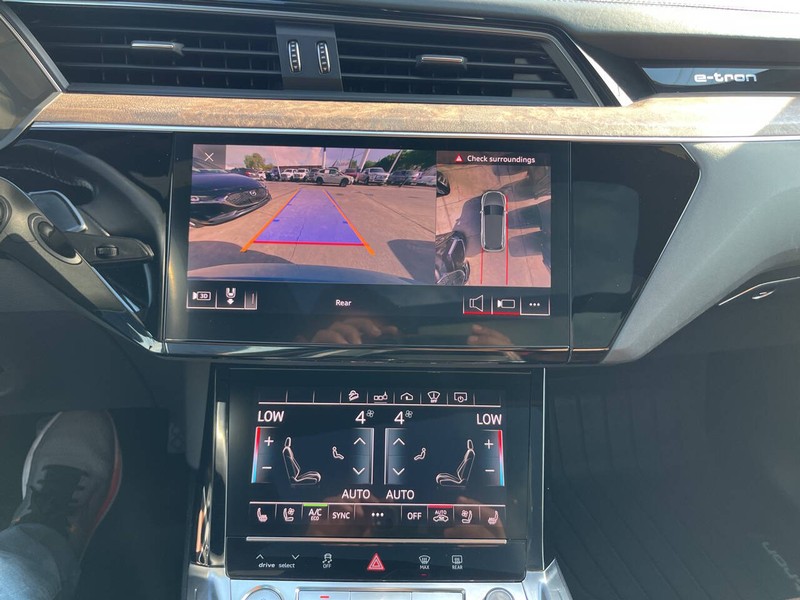 Audi e-tron Vehicle Image 12