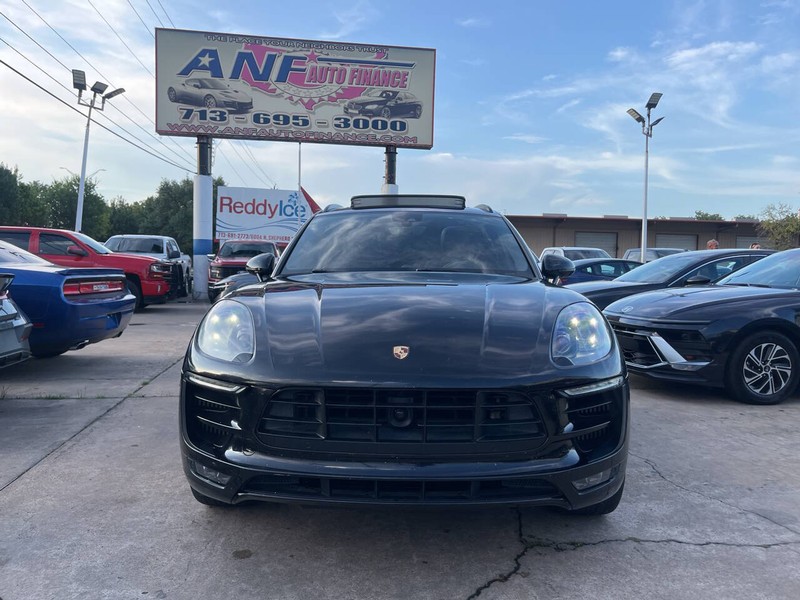 Porsche Macan Vehicle Image 02
