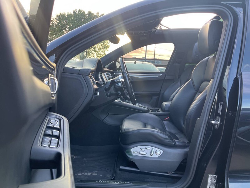 Porsche Macan Vehicle Image 07