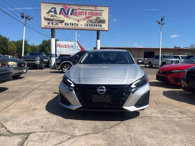 Nissan Altima Vehicle Image 02