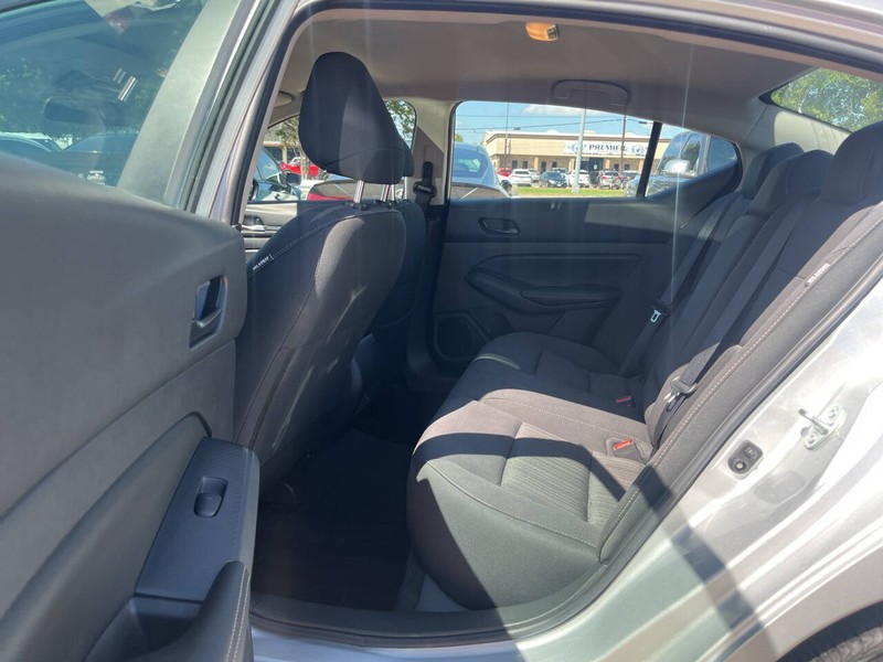 Nissan Altima Vehicle Image 08