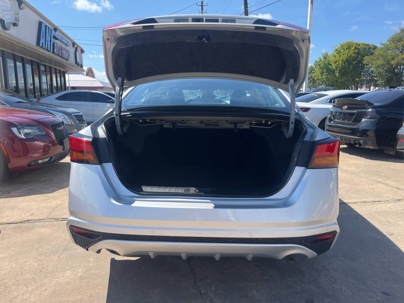 Nissan Altima Vehicle Image 09