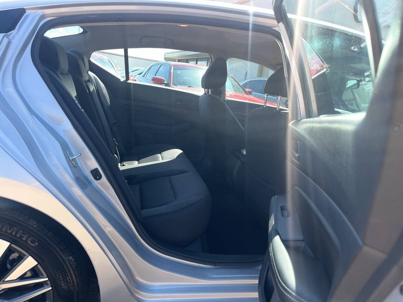 Nissan Altima Vehicle Image 10