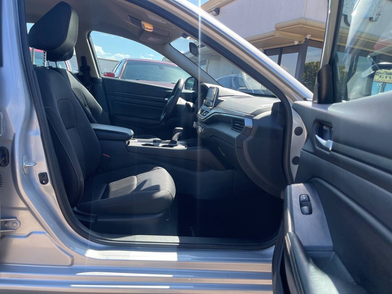 Nissan Altima Vehicle Image 11