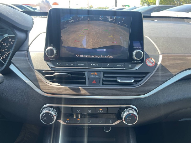 Nissan Altima Vehicle Image 12