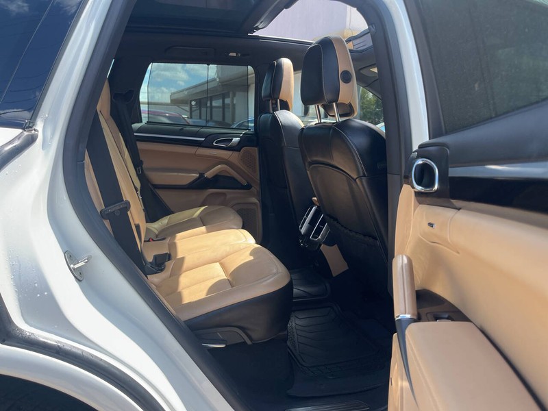 Porsche Cayenne Vehicle Image 10