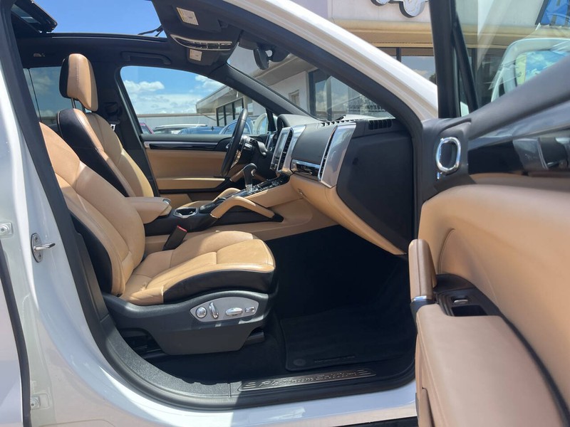 Porsche Cayenne Vehicle Image 11