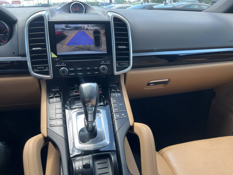 Porsche Cayenne Vehicle Image 12