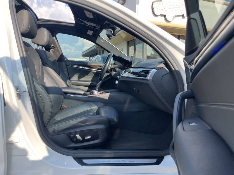 BMW 5 Series Vehicle Image 11
