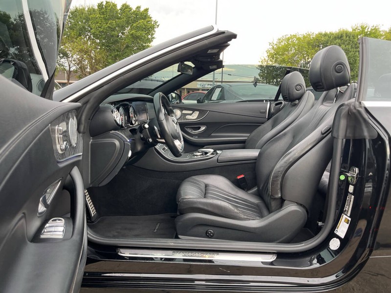 Mercedes-Benz E-Class Vehicle Image 08