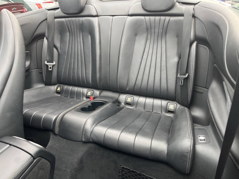 Mercedes-Benz E-Class Vehicle Image 09