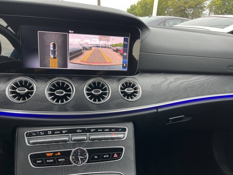 Mercedes-Benz E-Class Vehicle Image 12