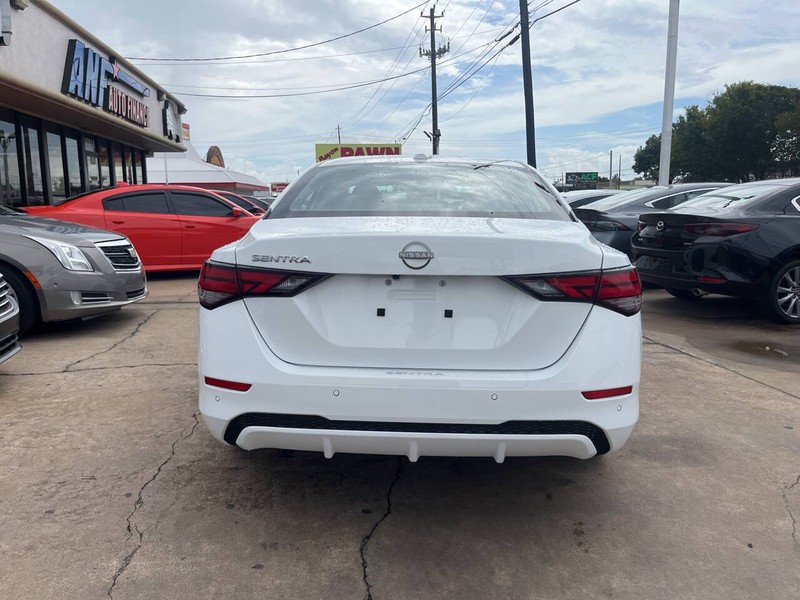 Nissan Sentra Vehicle Image 04