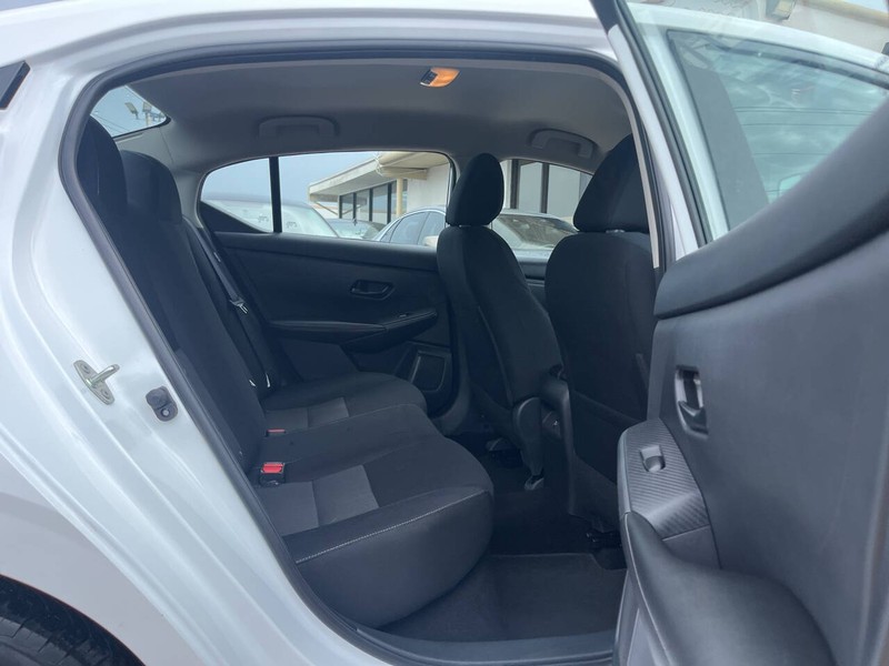 Nissan Sentra Vehicle Image 11