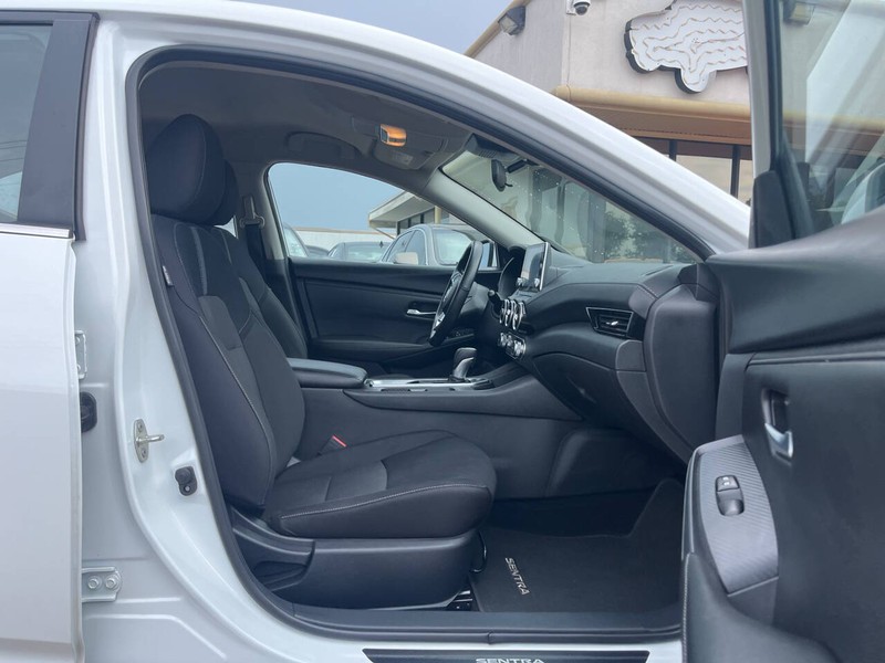 Nissan Sentra Vehicle Image 12