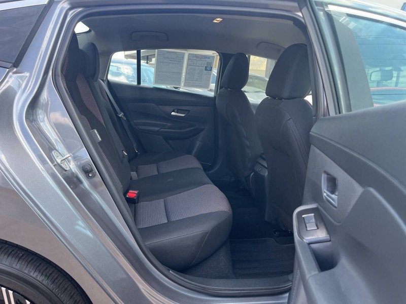 Nissan Sentra Vehicle Image 10