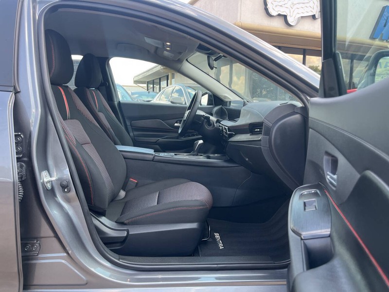 Nissan Sentra Vehicle Image 11