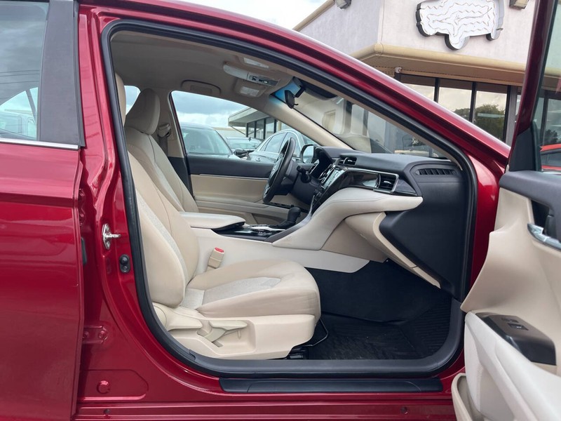 Toyota Camry Hybrid Vehicle Image 11