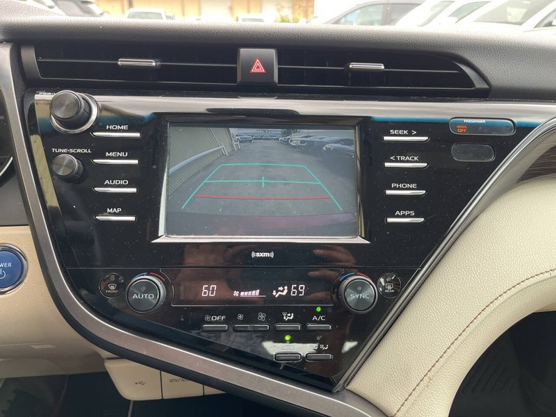 Toyota Camry Hybrid Vehicle Image 12