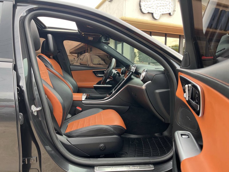 Mercedes-Benz C-Class Vehicle Image 11