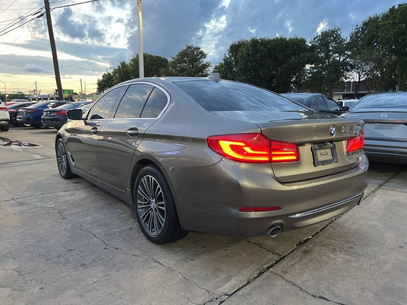 BMW 5 Series Vehicle Image 03