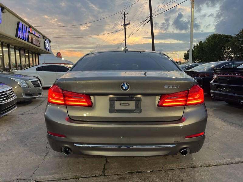 BMW 5 Series Vehicle Image 04