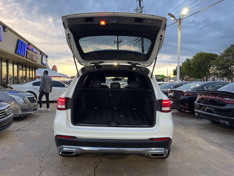 Mercedes-Benz GLC Vehicle Image 09