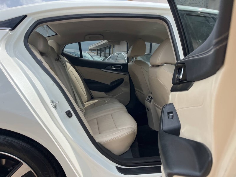 Nissan Maxima Vehicle Image 10