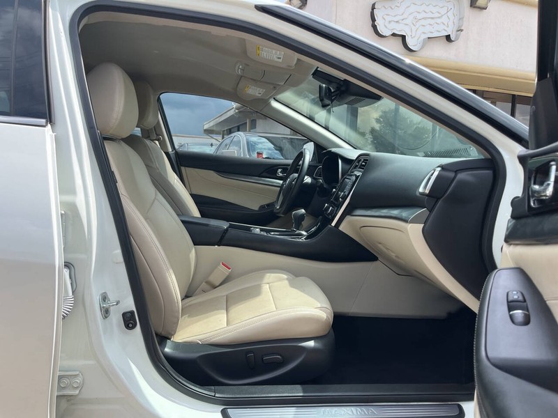 Nissan Maxima Vehicle Image 11