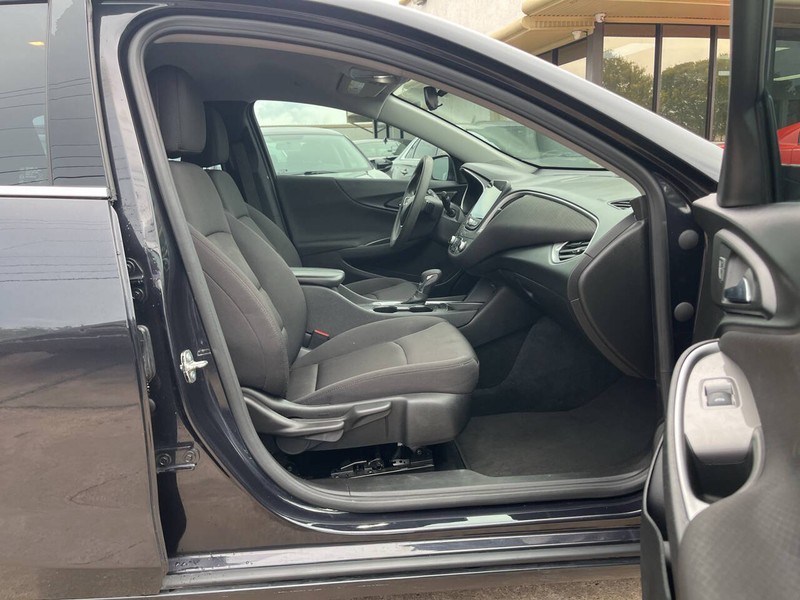 Chevrolet Malibu Vehicle Image 11