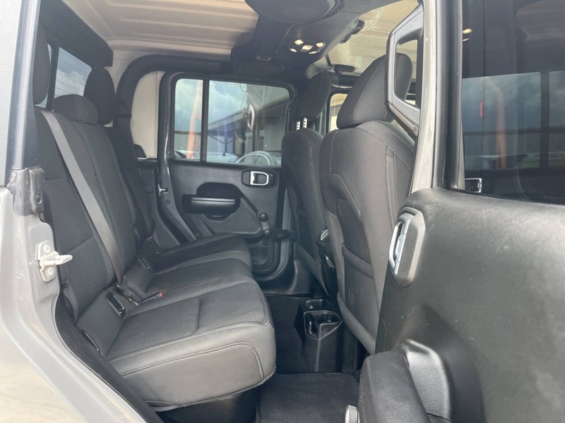 Jeep Gladiator Vehicle Image 10